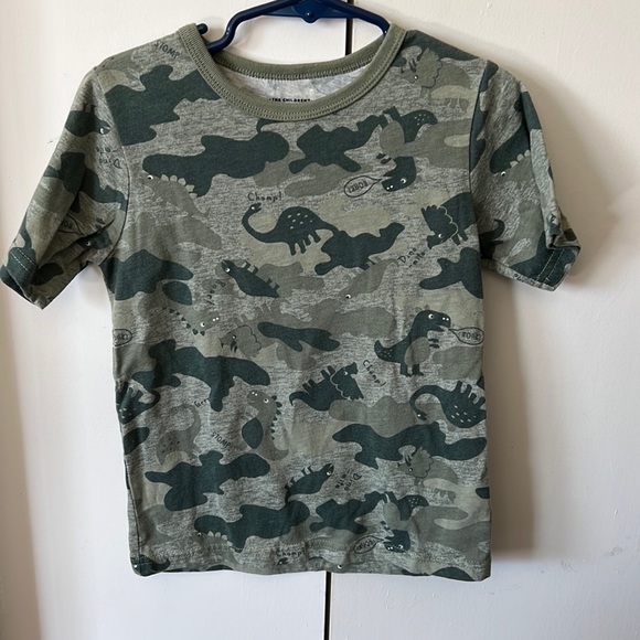 The Children’s Place camo w/dinosaurs size 4T